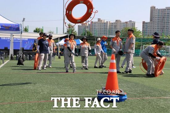 5일 경기 포천종합운동장 보조경기장에서 진행된 ‘제6회 경기도 북부 의용소방대 소방기술경연대회’에 참가한 경기 북부 지역 의용소방대원들이 구명환 던지기 경연에서 실력을 뽐내고 있다./경기북부소방재난본부