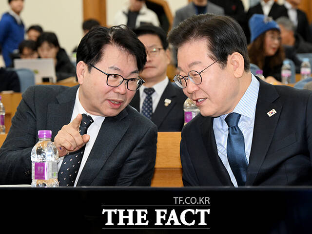 이재명 대통령이 이한주 민주연구원장을 국정기획위원회 원장으로 이한주 민주연구원장을 임명했다 이재명 더불어민주당 대표가 2월 7일 오전 서울 여의도 국회 의원회관에서 열린 모두의 질문Q 출범식에 참석해 이한주 민주연구원장(왼쪽)과 대화를 하고 있다. /더팩트 DB