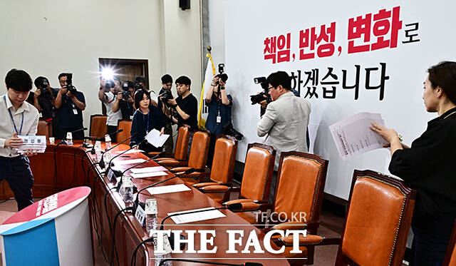 5일 오전 서울 여의도 국회에서 국민의힘 비상대책위원회의가 비공개로 전환되고 있다. /국회=배정한 기자