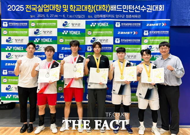 백석대 배드민턴팀이 2025 전국학교대항배드민턴선수권대회에서 수상 후 기념 촬영을 하고 있다. 왼쪽부터 김휘태 코치, 김민건·김민상·강건희·김동해·곽희창 선수, 서원식 감독./백석대학교