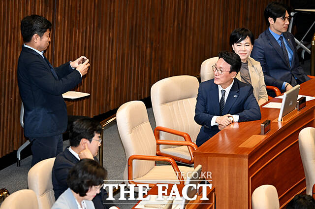 정들었던 본회의장에서 기념사진 남기는 김민석 국무총리 후보자.