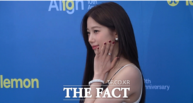 걸그룹 르세라핌 멤버 카즈하가 5일 서울 성동구 성수동 LCDC 룰루레몬 행사장에서 포즈를 취하고 있다. /오승혁 기자
