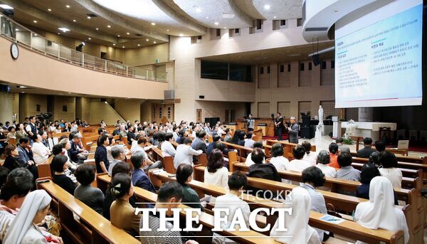 대전 서구는 천주교 대전교구 서부지구와 함께 4일 저녁 탄방동 성당에서 생태계 회복과 탄소중립을 위한 공동미사 및 환경교육을 진행했다. /대전 서구