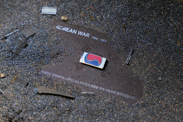 한화 방산 3사가 국가보훈부, 국방부유해발굴감식단과 함께 K9 자주포 철로 만든 태극기 배지를 제작, 배포해 아직 유해를 발굴하지 못한 6·25 전사자들을 기리는 121723 끝까지 찾아야 할 태극기 호국보훈 캠페인을 시작한다고 5일 밝혔다. /한화에어로스페이스