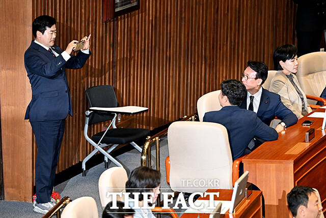 김민석 국무총리 후보자 기념사진 촬영해주는 박찬대 대표 직무대행.