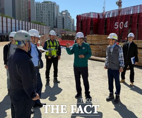 김대순 신임 경기도 행정2부지사(왼쪽 5번째)가 4일 경기지하안전지킴이와 함께 주택재건축정비사업이 진행 중인 경기 안산시 고잔동 아파트 건설현장을 찾아 지반 침하 예방에 힘써줄 것을 당부하고 있다. /경기도