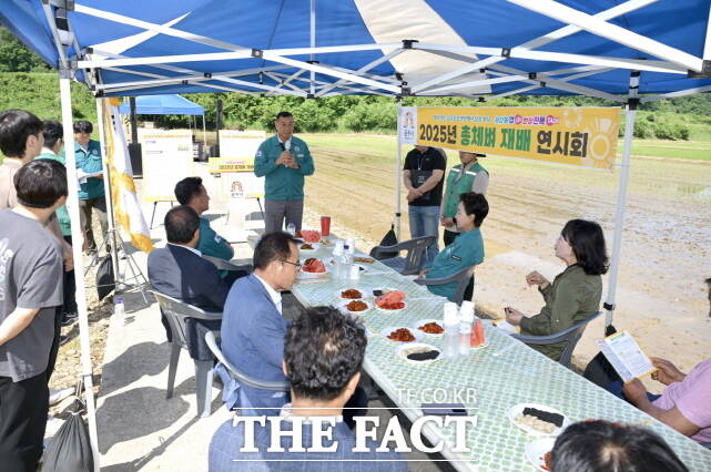 최원철 공주시장이 5일 공주시가 우성면 어천리 일원에서 열린 2025년 총체벼 재배 연시회에서 축사를 하고 있다. /공주시