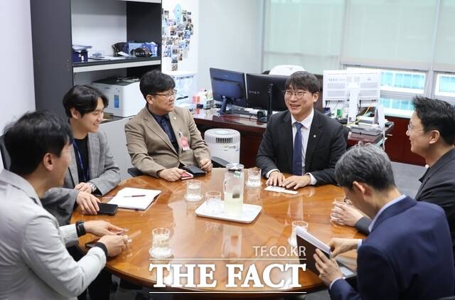 모경종(가운데) 더불어민주당 국회의원(인천 서구병)이 서구 대형 물류창고 건립 사업 추진 문제 해결을 위해 관계자들과 간담회를 갖고 있다. /모경종 의원실