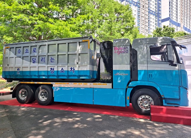 현대차는 5일 부산시청 야외주차장에서 열린 부산광역시 수소청소차 도입 시민공개행사에서 향후 부산시에 공급할 수소청소차 2종을 공개했다고 밝혔다. /현대자동차