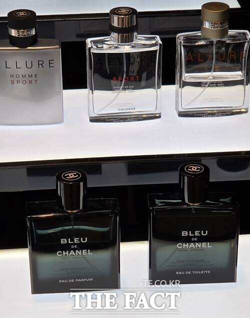 롯데백화점 강남점 샤넬 매장에 향수 오 드 퍼퓸, 오 드 뚜왈렛, 코롱 제품들이 종류별로 전시돼 있다. /우지수 기자