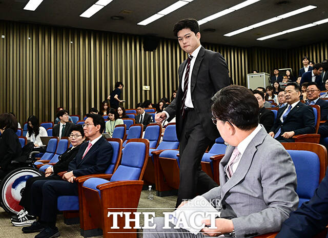 의원총회 참석하는 김용태 비상대책위원장.