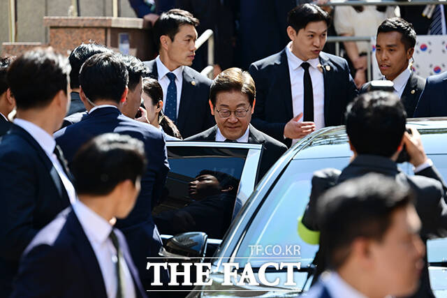 경찰청은 대선 기간부터 운영되었던 이재명 대통령 경찰 전담경호대가 전날 밤 철수했다고 5일 밝혔다. 경찰 관계자는 전담경호대가 철수한 이유에 대해 경호 보안으로 말씀드리기 어렵다고 말했다. 사진은 이재명 제21대 대통령이 4일 오전 인천시 계양구 귤현동 사저에서 강화된 경호 속에 현충원 참배와 취임식 등 첫 행보에 나서고 있는 모습./남윤호 기자