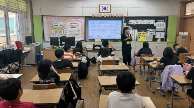 찾아가는 올해의 책 어린이 프로그램을 진행하고 있다. /광양시