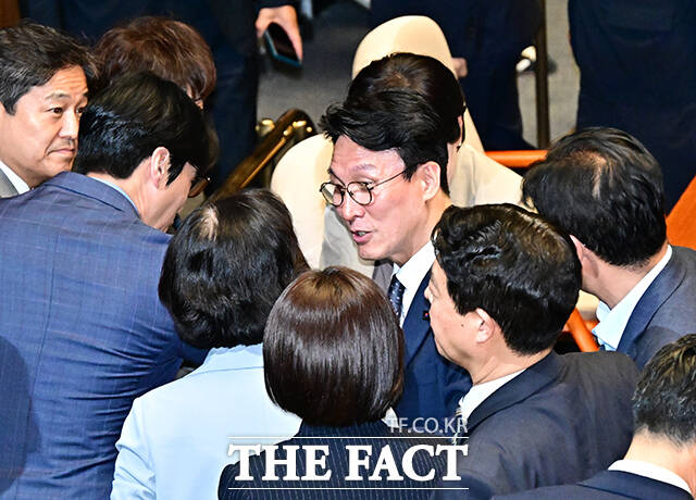 의원들의 축하 받는 김민석 국무총리 후보자.