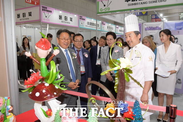 강기정 광주시장이 지난달 29일 오전 김대중컨벤션센터에서 열린 2025 광주식품대전 개막식에 참석해 참석자들과 함께 전시장 투어를 하고 있다. /광주시