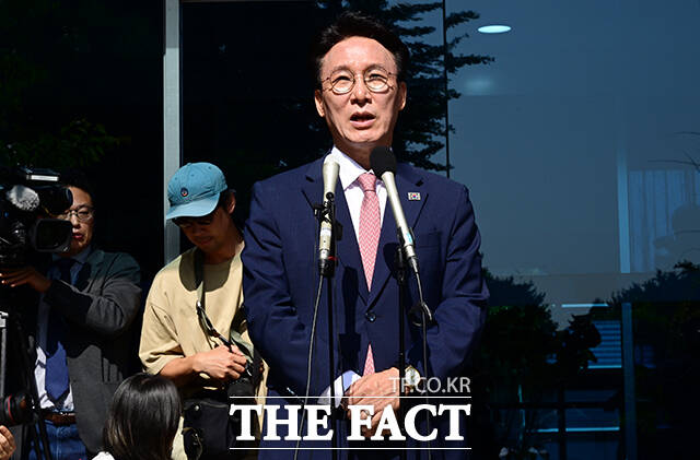 이재명 정부의 초대 국무총리로 지명된 김민석 후보자는 5일 지금은 제2의 IMF 같은 어려운 상황이기 때문에 민생과 통합 두 가지를 매일 새기겠다며 국민의 은혜를 잊지 않고 국민의 집단지성을 하늘같이 받들겠다고 밝혔다. /임영무 기자