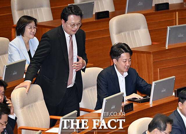 이틀 전까지 대선 후보였지만 이제는 국회의원으로...