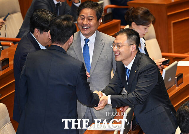 더불어민주당 의원들과 반갑게 인사하는 김상욱 의원.
