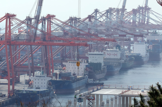 한국은행이 5일 발표한 2025년 1분기 국민소득(잠정)에 따르면 우리나라의 올해 1분기 실질 GDP 잠정치는 0.2% 역성장했다. /뉴시스