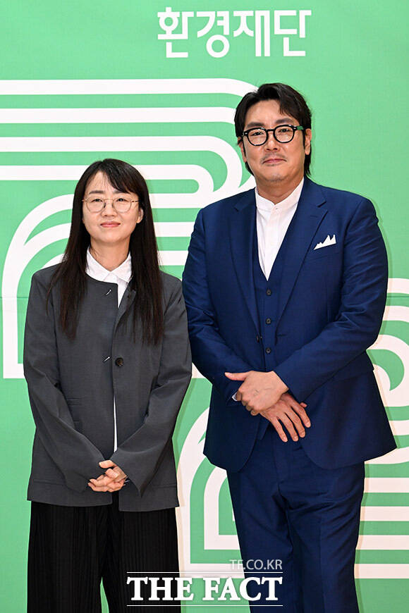 제22회 서울국제환경영화제 홍보대사 에코 프렌즈로 위촉된 김은희 작가(왼쪽)와 배우 조진웅.