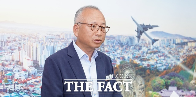 이경우 서산시 농식품유통과장이 5일 시청 브리핑룸에서 기자회견을 하고 있다./ 서산시