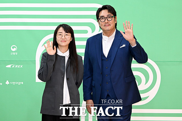 김은희 작가(왼쪽)와 배우 조진웅이 5일 오후 서울 서대문구 연세대학교 대강당에서 진행된 제22회 서울국제환경영화제 개막식 포토콜에 참석해 포즈를 취하고 있다. /남용희 기자