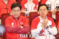  권성동, 원내대표직 사퇴 선언…
