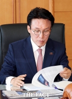  회의자료 검토하는 김민석 국무총리 후보자 [포토]