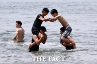  '더워서 더 좋아' 을왕리 찾아 더위 식히는 시민들 [TF사진관]