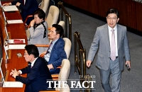  원내대표 사퇴 뒤 본회의 참석한 권성동 의원 [포토]