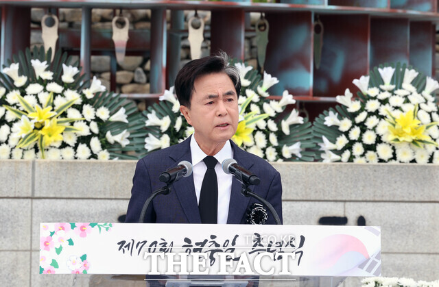 김태흠 충남도지사가 6일 제70회 현충일을 맞아 충남보훈공원 충혼탑 광장에서 순국선열과 호국영령에 대해 추념사를 하고 있다. /충남도