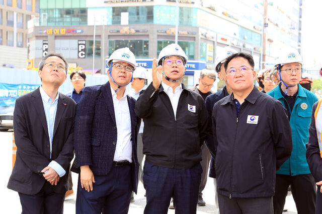 6일 인덕원~동탄 복선전철 제10공구 항타기 전도사고 현장을 찾은 박상우 국토부 장관이 사고 수습상황을 점검하고 있다. /국토교통부