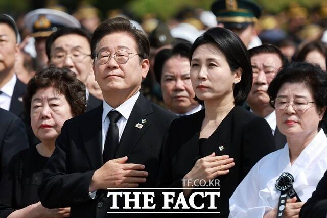 이재명 대통령과 김혜경 여사가 6일 서울 동작구 국립서울현충원에서 열린 제70회 현충일 추념식에서 참석자들과 국민의례를 하고 있다. /뉴시스