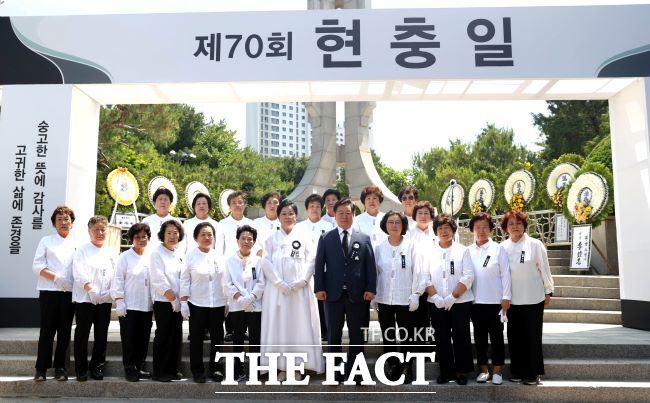 박승원 광명시장과 전몰군경미망인회 광명시지회 회원들이 현충일 기념 촬영을 하고 있다./광명시