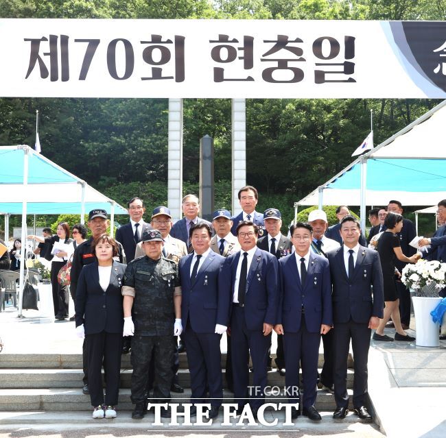 현충일 추념식에 참석한 (사진 오른쪽부터)김진경 경기도의회 의장, 조정식 국회의원(민주당·경기 시흥을), 김연규 대한노인회 시흥시지회장, 임병택 시흥시장, (왼쪽 끝)오인열 시흥시의장. /시흥시