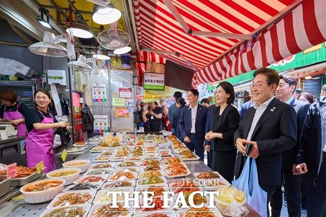 이재명 대통령이 6일 오후 서울 동작구 남성사계시장을 깜짝 방문해 상인들과 이야기를 나누고 있다. /대통령실