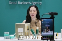  한국 상품 소개하는 베트남 인플러언서 [포토]