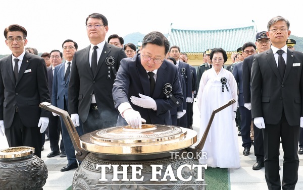 이장우 대전시장이 6일 열린 제70회 현충일 추념식에 참석해 국립대전현충원 현충탑에서 분향을 하고 있다./대전시