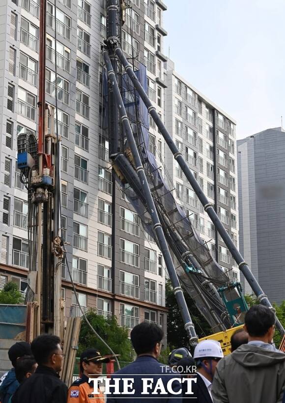 지하 굴착 공사를 위해 대기하다가 넘어져 인근 아파트를 덮쳤던 70t 규모 천공기 해체 작업이 7일 오전 완료됐다. /용인=뉴시스