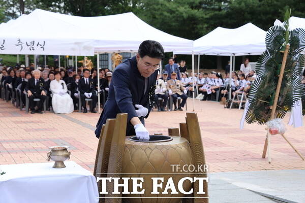 이응우 계룡시장이 제70회 현충일 추념식에 참석해 분향하고 있다./계룡시