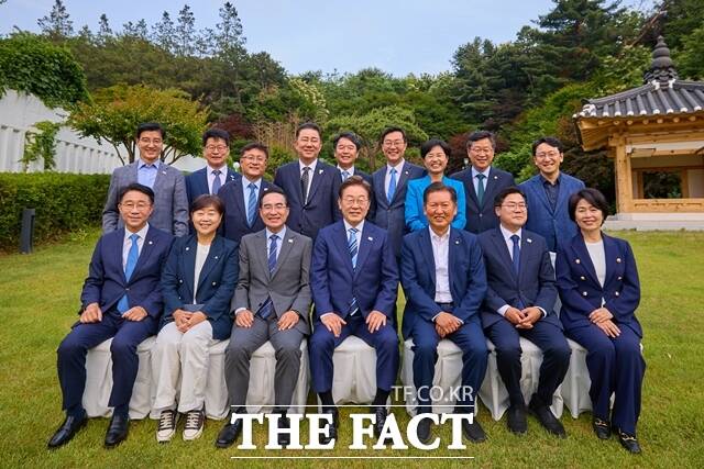 이재명 대통령이 7일 오후 더불어민주당 박찬대 당대표 직무대행 겸 원내대표와 정청래 전 최고위원, 원내대표 선거에 나선 김병기·서영교 의원과 초대 국무총리로 지명된 김민석 수석최고위원 등을 한남동 관저 만찬에 초청해 기념사진을 찍고 있다. /대통령실