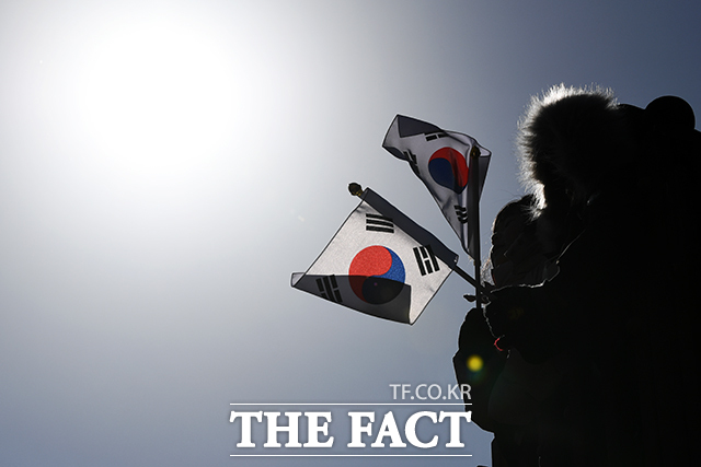 현충일에 태극기가 무더기로 쓰레기봉투에 담겨 버려진 것과 관련해 서경덕 성신여자대학교 교수가 국기법을 지켜야 한다고 촉구했다. /서예원 기자