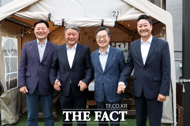 김동연 경기도지사가 7일 수원 모처에서 경기도의회 김진경 의장, 양당 대표의원과 만나 치맥회동을 한 뒤 기념촬영을 하고 있다./경기도