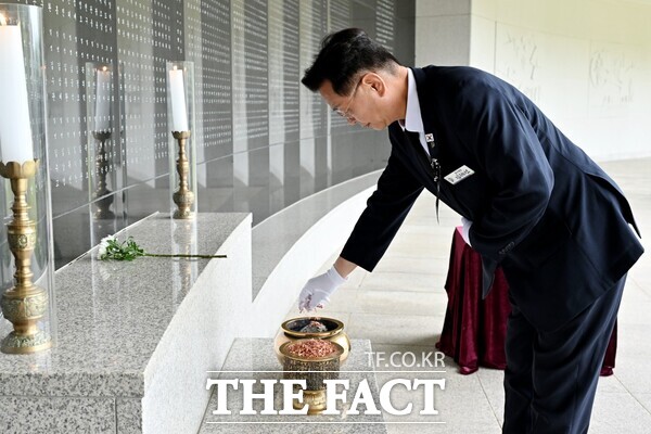 김제선 대전 중구청장이 지난 6일 현충일을 맞아 대전보훈공원에서 참배를 하고 있다./대전 중구