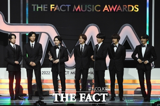 8일 소속사 빅히트 뮤직에 따르면 방탄소년단(BTS)의 히트곡 ON이 세계 최대 음원 플랫폼 스포티파이에서 5억 스트리밍을 돌파했다. 사진은 2022년 2022 더팩트 뮤직 어워즈에서 방탄소년단이 팬앤스타 초이스상 가수 부문을 수상한 뒤 소감을 전하고 있다. /더팩트 DB