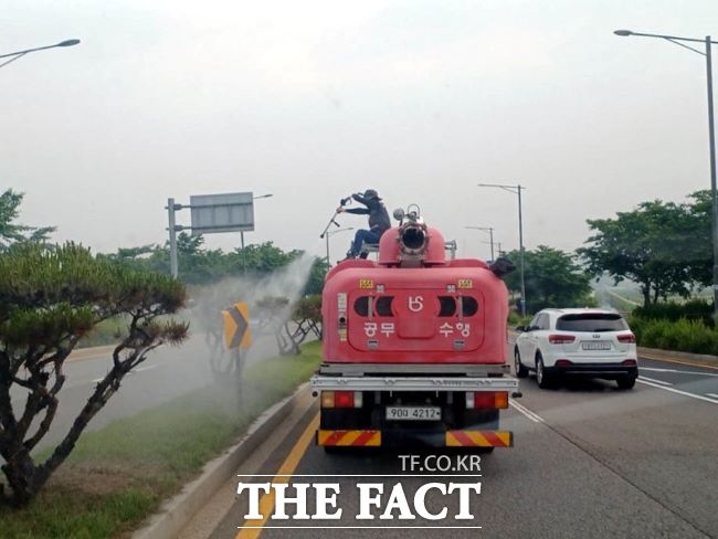 병해충 방제약제 살포 모습 /시흥시