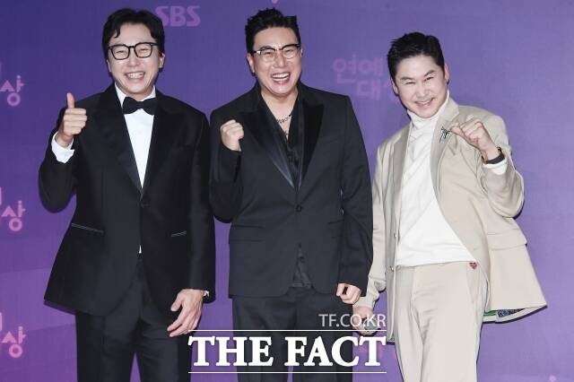 이상민(가운데)은 탁재훈 등과 함께 방송예능 판도를 주도하는 주역이 됐다. 사진은 탁재훈 이상민 신동엽(왼쪽부터)이 2023 SBS 연예대상 당시 레드카펫 포토월에 참석해 포즈를 취하고 있다. /더팩트 DB