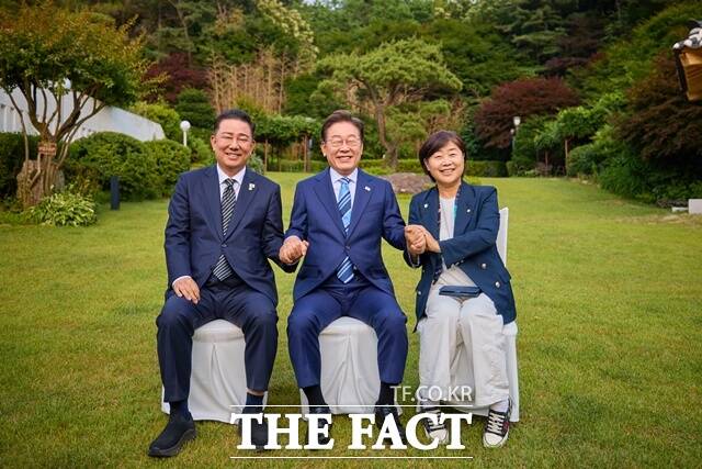 이재명 정부 출범 직후 첫 번째로 치러지는 더불어민주당 원내대표 선거가 본격적인 막을 올렸다. 민주당은 오는 13일 의원총회를 통해 새 원내사령탑을 확정하는데, 이번 선거는 단순한 원내지도부 교체 이상의 의미를 갖는다. 지난 7일 서울 한남동 대통령 관저에서 열린 민주당 지도부 초청 만찬에서 민주당 원내대표 후보로 출마한 김병기·서영교 의원이 이 대통령과 기념촬영을 하고 있다. /대통령실