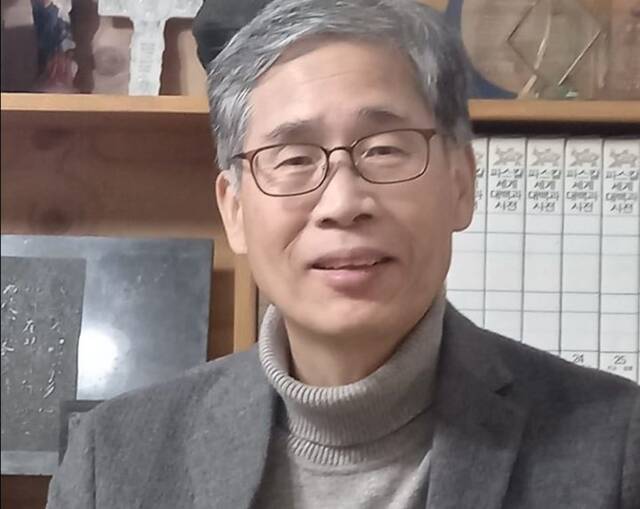 신평 변호사가 제21대 대선에서 국민의힘이 패배한 원인을 분석하며 실로 코미디 프로그램의 봉숭아 학당을 방불케했다고 비판했다. /신평 변호사 페이스북