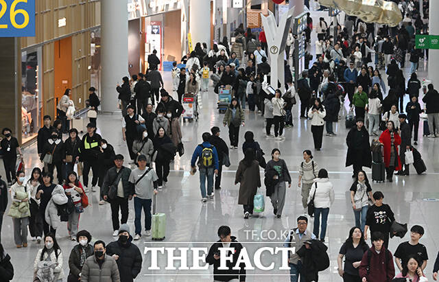 올해 설 명절 연휴 첫날이었던 지난 1월25일 인천국제공항 면세구역이 여행객들로 붐비고 있다. /박헌우 기자
